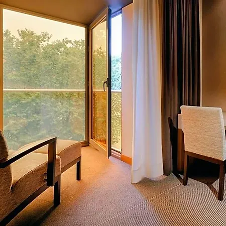 Hesperia 4*